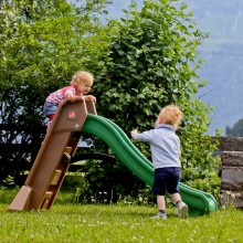 glijbaan kindvriendelijk vakantieadresje met kleine kinderen Jonge Gezinnenweek zomervakantie in de bergen Berghut Rauris Oostenrijk