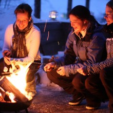 gezellig kampvuur vriendenweekend voordelig lang weekend op wintersport naar de sneeuw vakantieadresje skiën zonder kinderen in hotel pension de Berghut Rauris Oostenrijk