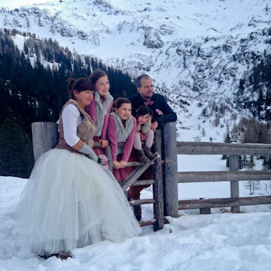 trouwen-in-de-bergen-in-de-sneeuw-bruiloft-in-oostenrijk-winterwedding-berghutbruiloft-(21)
