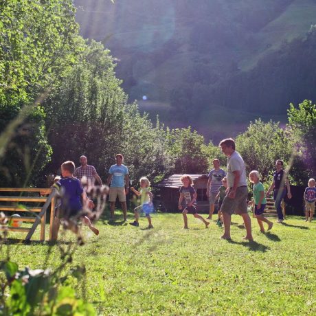 zomer in de Berghut.com actieve vakantie met kinderen in Oostenrijk kleinschalige accomodatie voetbal