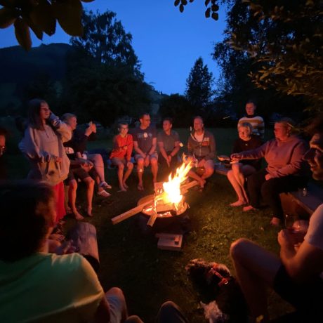 kampvuur de Berghut.com familie gezin met kinderen op actieve vakantie Oostenrijk Salzburgerland Rauris kleinschalig