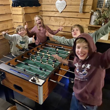 speelruimte de Berghut Rauris kindvriendelijk gezinnen wintersport kleinschalige accommodatie Oostenrijk tafelvoetbal