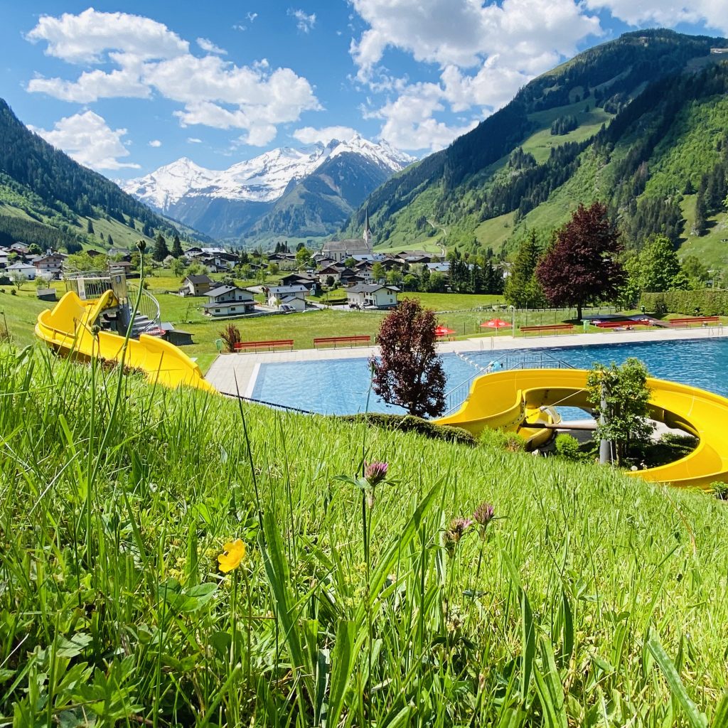zwembad met mooiste uitzicht in Oostenrijk rauris de Berghut zomervakantie kindvriendelijk kleinschalig